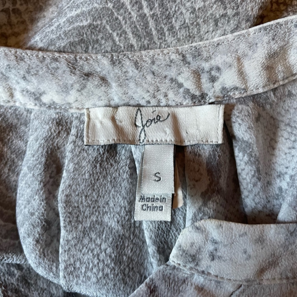 Joie 100% silk sleeveless snake print blouse - Picture 5 of 5